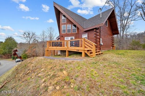 2322 Wingspan Dr, Sevierville, TN, 37876-8011 | Card Image