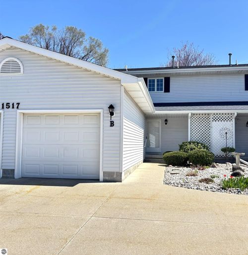 b-1517 E Gaylord St, Mt Pleasant, MI, 48858-6613 | Card Image