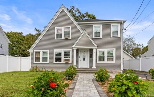 5 Northridge St, Patchogue, NY, 11772-2821 | Card Image