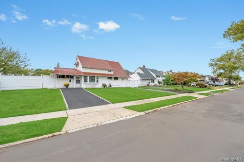 46 Hardy Ln, Westbury, NY, 11590-6512 | Card Image