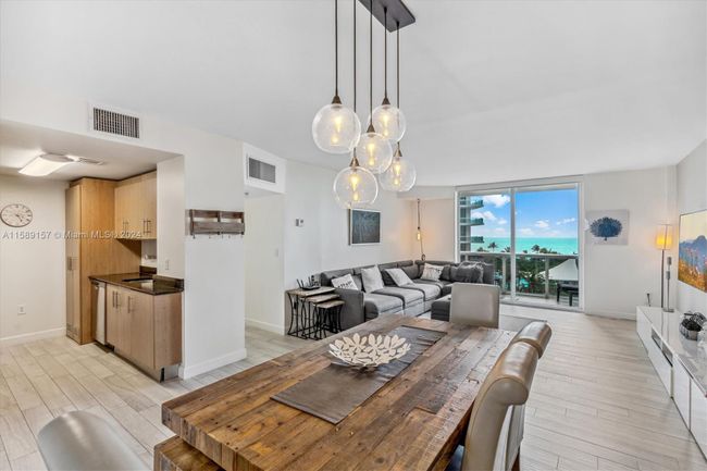 634 - 10275 Collins Ave, Condo with 2 bedrooms, 2 bathrooms and null parking in Bal Harbour FL | Image 3