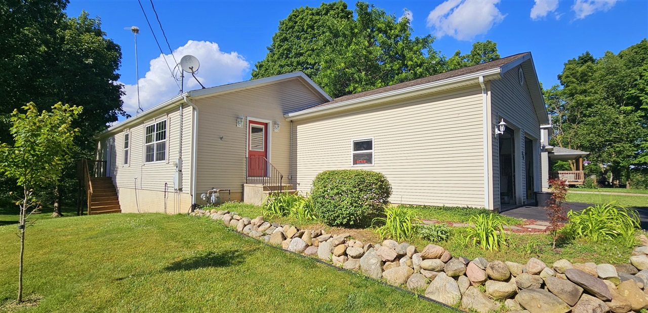 Drake St, Jonesville, MI 49250