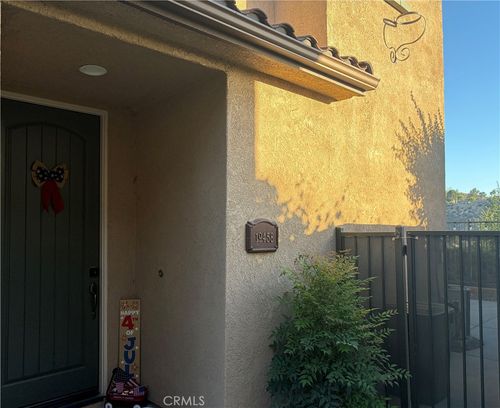 19458 Laroda, Saugus, CA, 91350 | Card Image