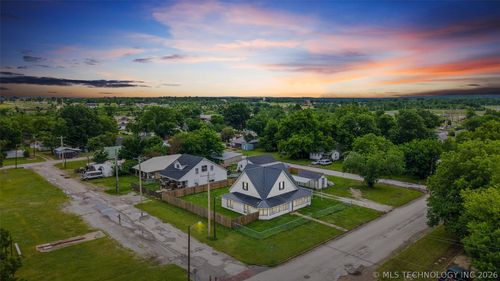 321 4th St, Barnsdall, OK, 74002-6633 | Card Image