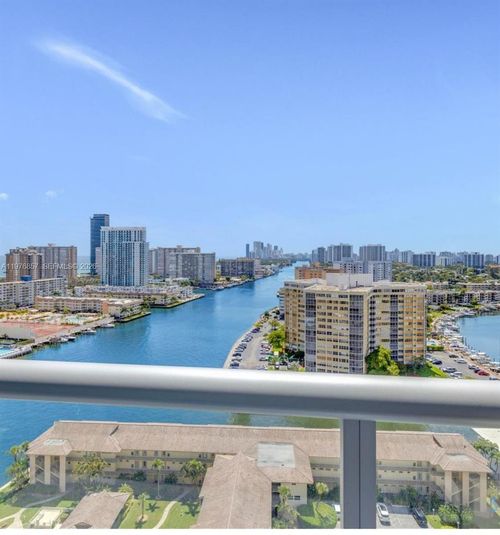 r3009-2602 E Hallandale Beach Blvd, Hallandale Beach, FL, 33009-4819 | Card Image