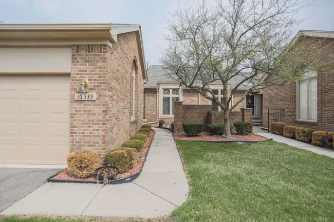 16539 Sarjay Dr, Condo with 2 bedrooms, 2 bathrooms and null parking in Clinton Twp MI | Image 4