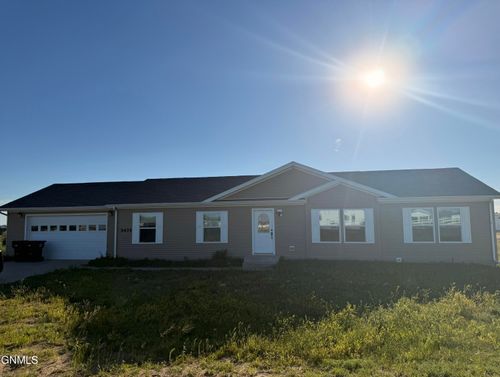 5475 Nicholas Ave, Williston, ND, 58801-8716 | Card Image