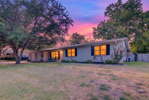 807 W Elizabeth Dr, Robinson, TX, 76706-4914 | Card Image