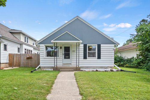 4864 N Mohawk Ave, GLENDALE, WI, 53217-5426 | Card Image