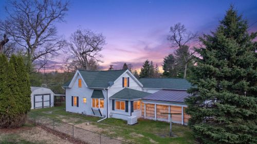 325 Ackerson Lake Dr, Jackson, MI, 49201-8756 | Card Image