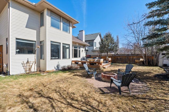 10979 Valley Ridge Drive Nw, Home with 3 bedrooms, 3 bathrooms and 4 parking in Calgary AB | Image 37