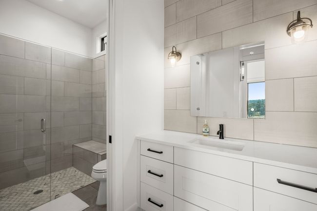 Additional guest full bathroom. | Image 20