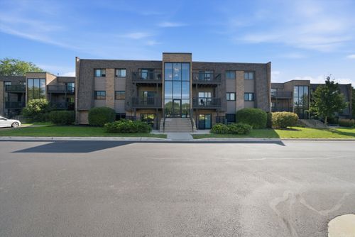 m5-1422 Stonebridge Circle, Wheaton, IL, 60189 | Card Image