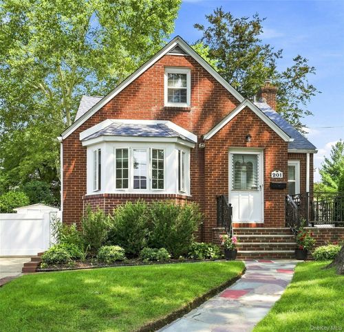 201 E Chester Street, Hempstead, NY, 11580 | Card Image