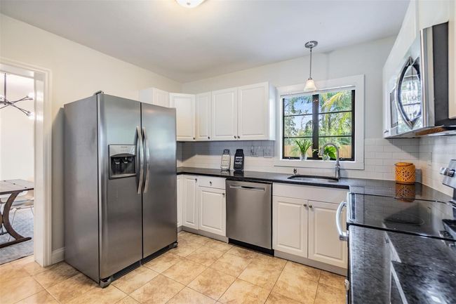 Newer stainless steel appliances and solid counters | Image 8