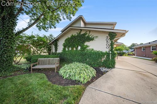 30500 Bayview Dr, Gibraltar, MI, 48173-9476 | Card Image
