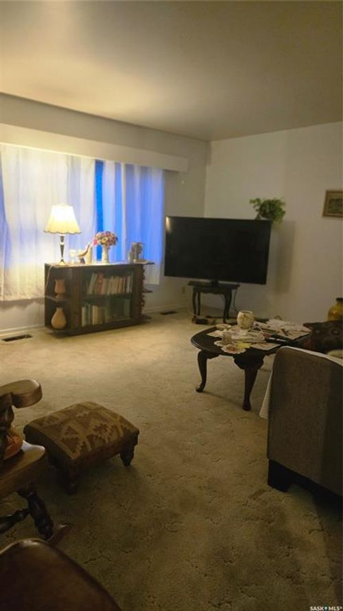 832 Peters Ave, Oxbow, SK, S0C2B0 | Card Image