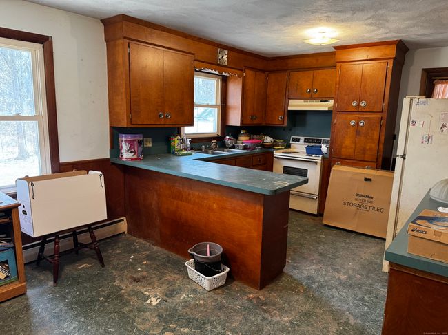 170 Lake St, House other with 3 bedrooms, 1 bathrooms and 3 parking in Moosup CT | Image 6