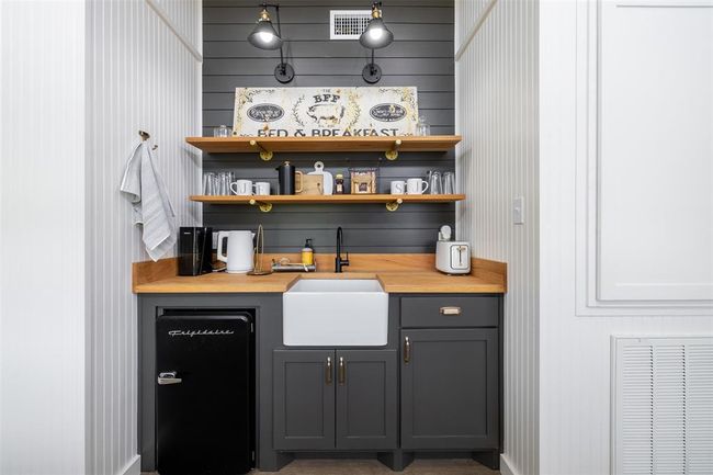 Kitchenette in Guest Home or Office | Image 19