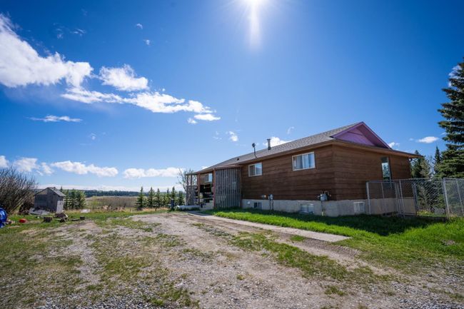 37 Blazer Estates Ridge, Home with 5 bedrooms, 2 bathrooms and 8 parking in Rural Rocky View County AB | Image 3