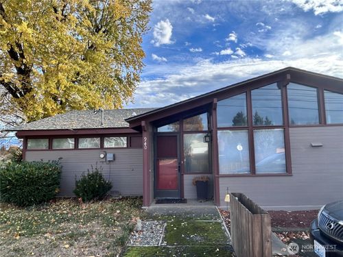 940 12th St, College Place, WA, 99324-1843 | Card Image