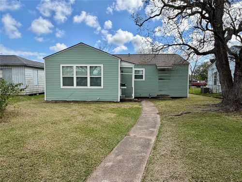 1427 W 7th St, Freeport, TX, 77541-5119 | Card Image