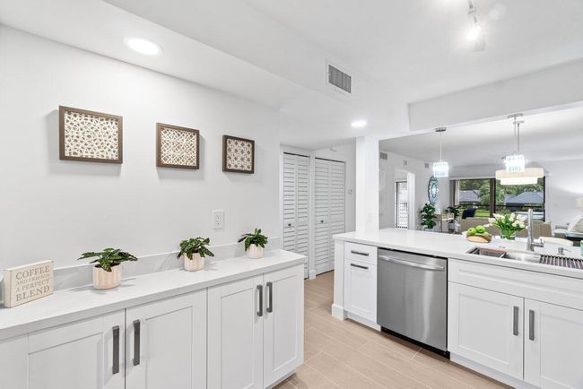 204 - 10092 Cedar Point 204 Boulevard, Condo with 2 bedrooms, 2 bathrooms and null parking in Boynton Beach FL | Image 13