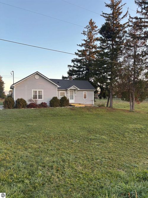 917 E River Rd, Mt. Pleasant, MI, 48858-9768 | Card Image