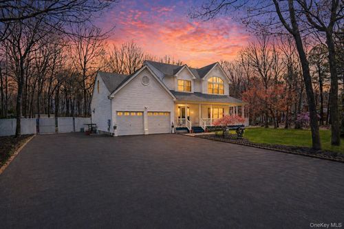 22 Jerusalem Hollow Rd, Manorville, NY, 11949-3123 | Card Image