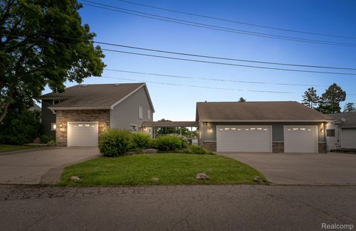 6628 Longworth Dr, Waterford Twp, MI, 48329-1343 | Card Image