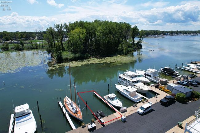 8051 E Lake Blvd, Condo with 4 bedrooms, 4 bathrooms and 2 parking in Marblehead OH | Image 10