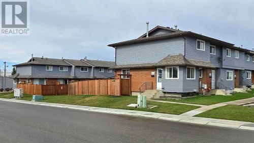 4504 47 St, Innisfail, AB, T4G1P5 | Card Image