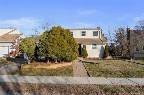 25 Ford Dr W, Massapequa, NY, 11758-3722 | Card Image