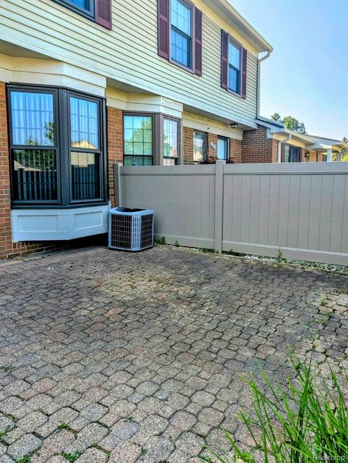 38928 Country Cir, Farmington Hills, MI, 48331-1030 | Card Image