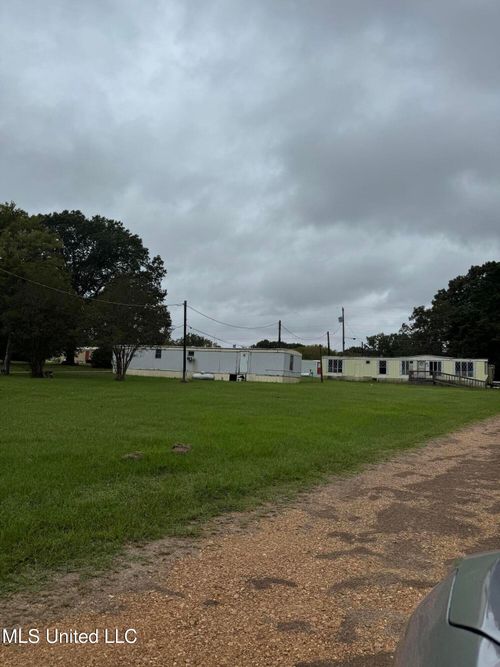 11-400 Red Hill Cir, Batesville, MS, 38606-9379 | Card Image