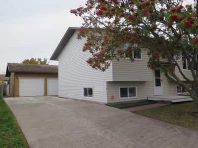 9305 71 Ave, House detached with 4 bedrooms, 2 bathrooms and 3 parking in Grande Prairie AB | Image 3