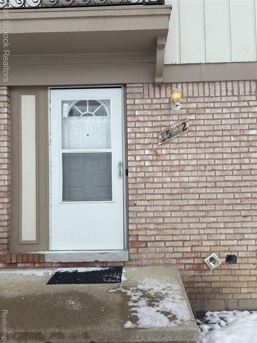 35122 Terrybrook Dr, Sterling Heights, MI, 48312-3647 | Card Image