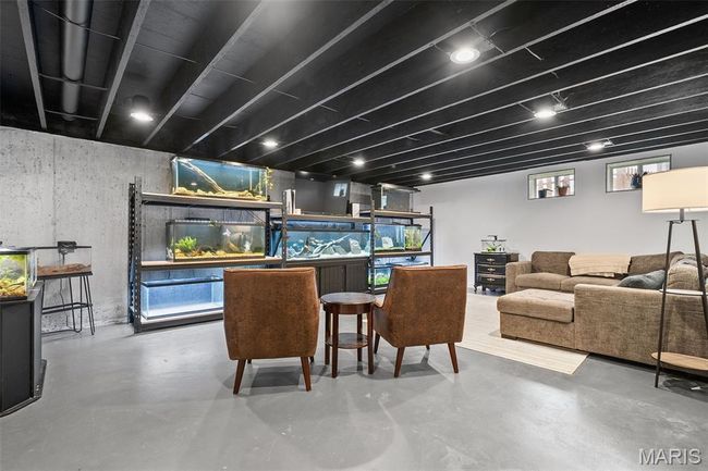 Bar with finished concrete floors | Image 27