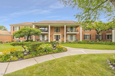 113 - 29624 Middlebelt Road, Condo with 2 bedrooms, 2 bathrooms and null parking in Farmington Hills MI | Image 1