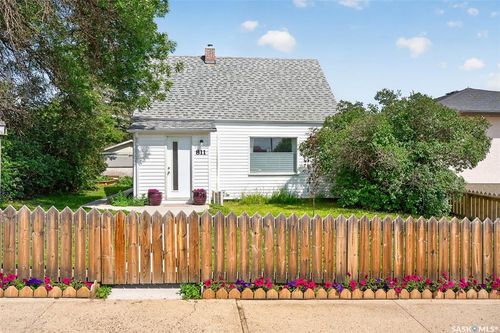 811 4th Avenue Nw, Moose Jaw, SK, S6H3W8 | Card Image