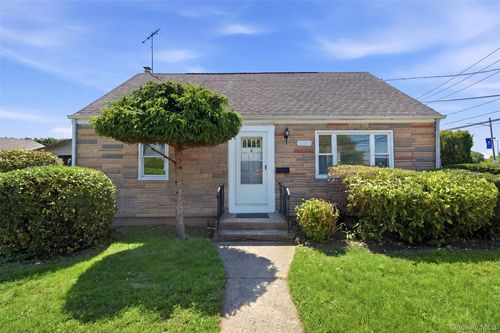 1082 Myron St, Uniondale, NY, 11553-1226 | Card Image