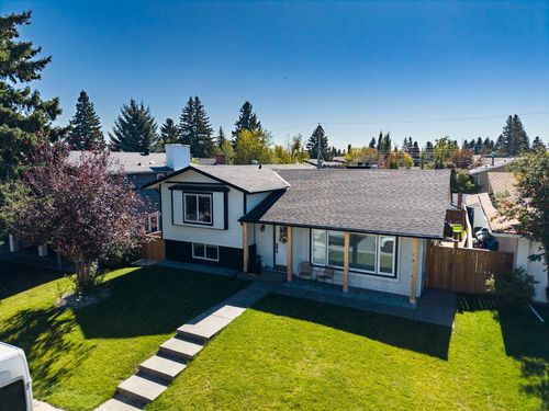 1215 Lake Twintree Dr Se, House with 4 bedrooms, 3 bathrooms and 4 parking in Calgary AB | Card Image