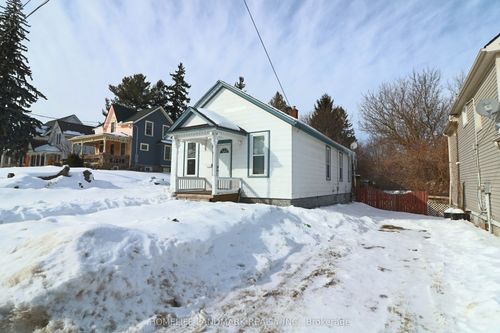 5761 Peer St, Niagara Falls, ON, L2G1W9 | Card Image