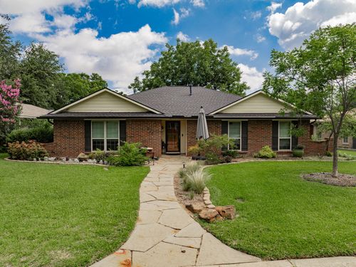 325 Los Santos Dr, Garland, TX, 75043-3104 | Card Image