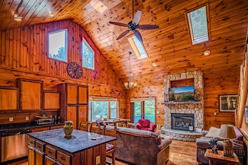 10 Valley Ln, Newland, NC, 28657-8129 | Card Image