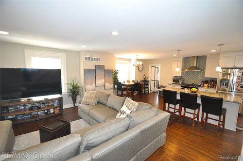 307 N Washington Ave, Royal Oak, MI, 48067-1752 | Card Image