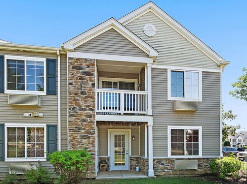 4-131 Silverstone Dr, Carpentersville, IL, 60110-1104 | Card Image