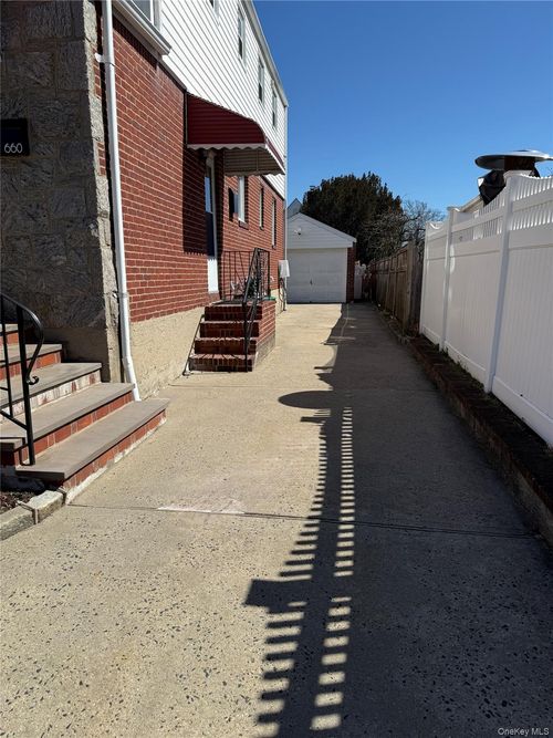 660 S 10th St, New Hyde Park, NY, 11040-5557 | Card Image