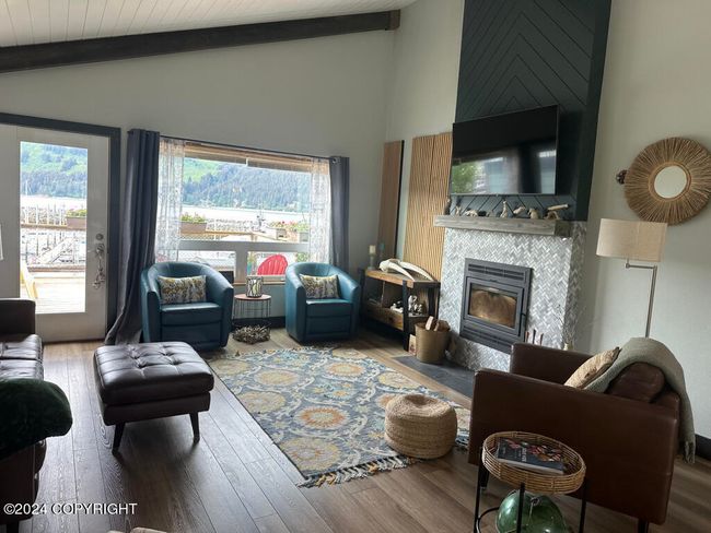 Upstairs Living room | Image 11