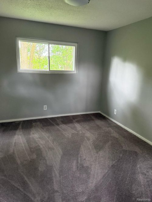 31637 Grand Traverse St, Westland, MI, 48186-4715 | Card Image